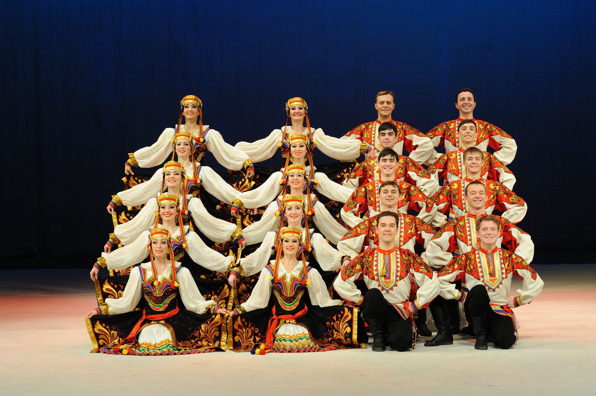 Round dance. Народные танцы. Русский танец. Русско народные танцы. Народные танцы России.