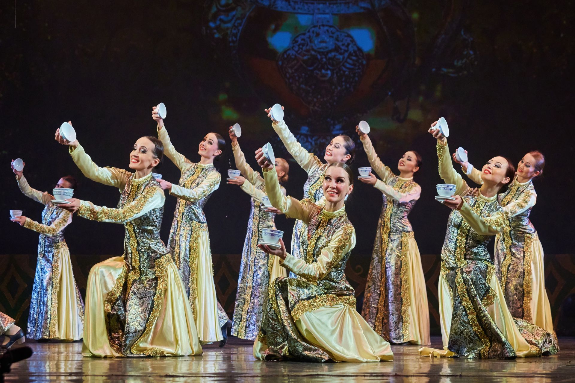 Уйгурский танец с пиалами